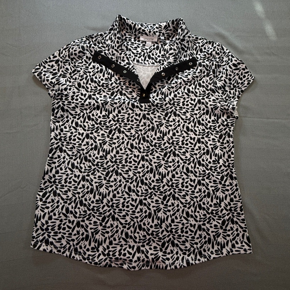 Chicos Short Sleeve Polo Shirt Black White Abstract Print Snap Neck Size M 2601